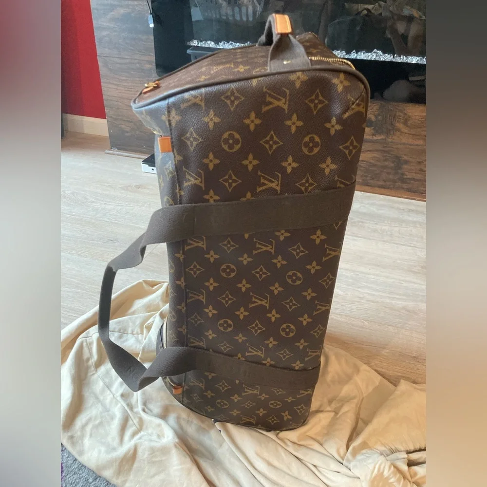 💯% Authentic Louis Vuitton Monogram Duffel Bag (carry-on) - Picture 16 of 16